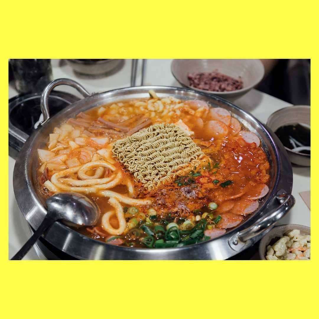 JR九州高速船株式会社のインスタグラム：「. #キングコングプデチゲ  #킹콩부대찌개 . . . 軍隊式のなんでも鍋。 缶詰肉からコクが出てガツンとうまい。 . 軍隊が発祥の#プデチゲ （1人前8,000ウォン)を出す人気店 黒豆入りのオリジナル麺は、独特のモチモチ食感。 麺とご飯はおかわり自由。 . . ■中区 南浦ギル12 □051-231-9911 ■10：30～23：00　無休（秋夕・旧正月除く） . . #釜山デート #韓国グルメ #グルメ #南浦洞 #南浦洞グルメ #プデチゲ #おかわり #おかわり自由 #海外旅行 #デート #カップル #韓国 #韓国旅行 #旅行 #船 #釜山 #プサン #JR #JR九州#ビートル #JR九州高速船 #BEETLEBUSANBOOK #BBB」