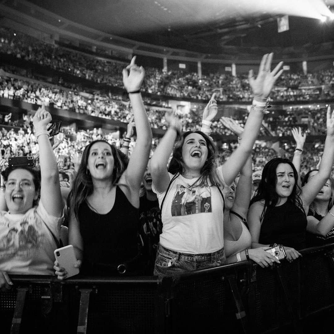 ニック・ジョナスさんのインスタグラム写真 - (ニック・ジョナスInstagram)「We have the best fans in the world. #happinessbeginstour」8月10日 13時26分 - nickjonas