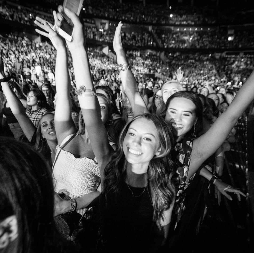 ニック・ジョナスさんのインスタグラム写真 - (ニック・ジョナスInstagram)「We have the best fans in the world. #happinessbeginstour」8月10日 13時26分 - nickjonas