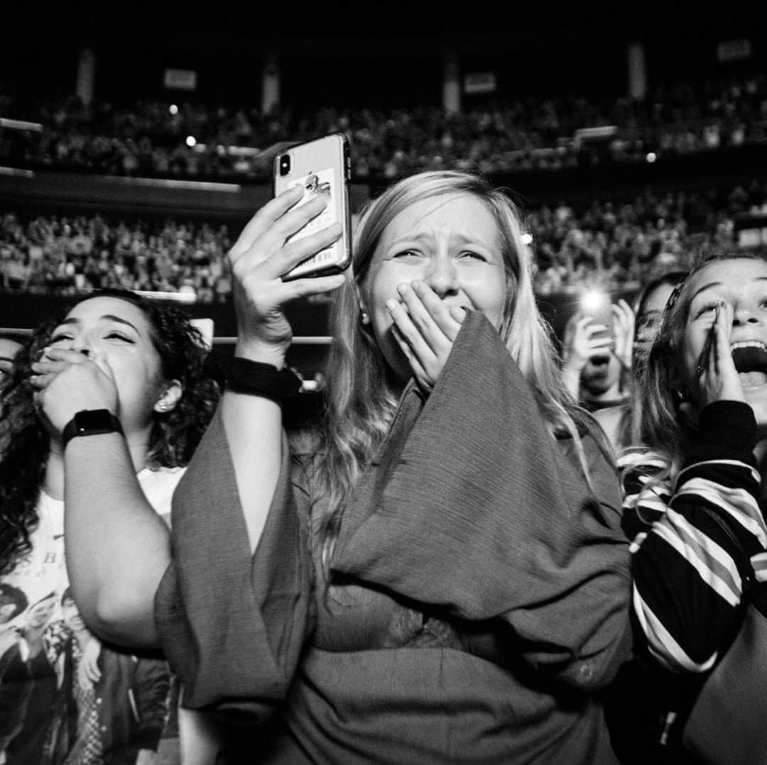 ニック・ジョナスさんのインスタグラム写真 - (ニック・ジョナスInstagram)「We have the best fans in the world. #happinessbeginstour」8月10日 13時26分 - nickjonas