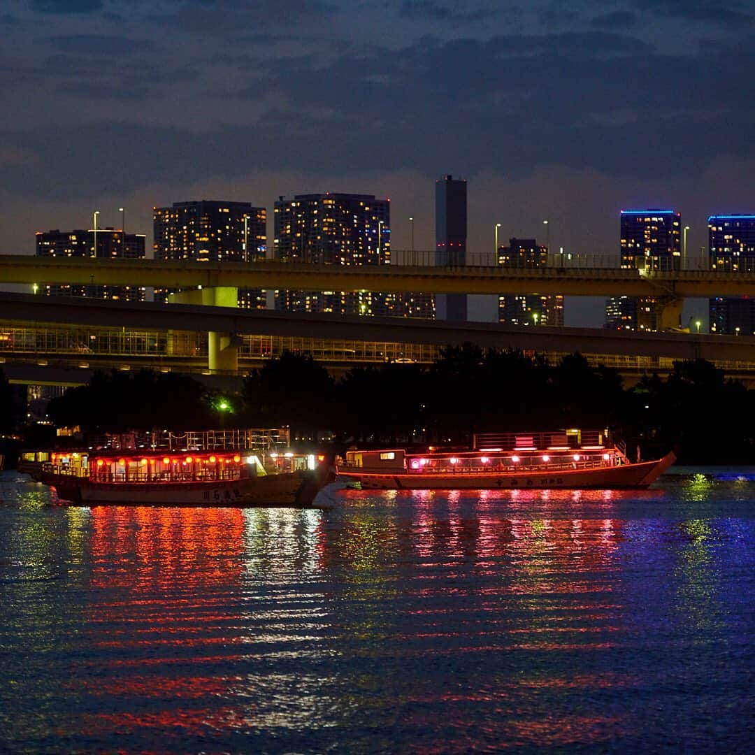 アクアシティお台場/AQUA CiTY ODAIBAさんのインスタグラム写真 - (アクアシティお台場/AQUA CiTY ODAIBAInstagram)「・ 【夏休みはお台場へ！】 ・ レインボーブリッジの周りで輝く夏の風物詩、屋形船。東京湾を彩る華やかな灯に、お台場の夏を感じて。 ・ #アクアシティお台場 #夜景 #yakei #夜景倶楽部 #夜景写真 #東京夜景 #レインボーブリッジ #raibowbridge #東京タワー #tokyotower #屋形船 #nightview #night #夜 #夜空 #海 #夏 #夏休み #お台場デート #aquacityodaiba #お台場 #アクアシティ #東京リゾー島 #odaiba #aquacity #台場 #daiba #tokyo #japan」8月10日 13時38分 - aquacity_odaiba_official