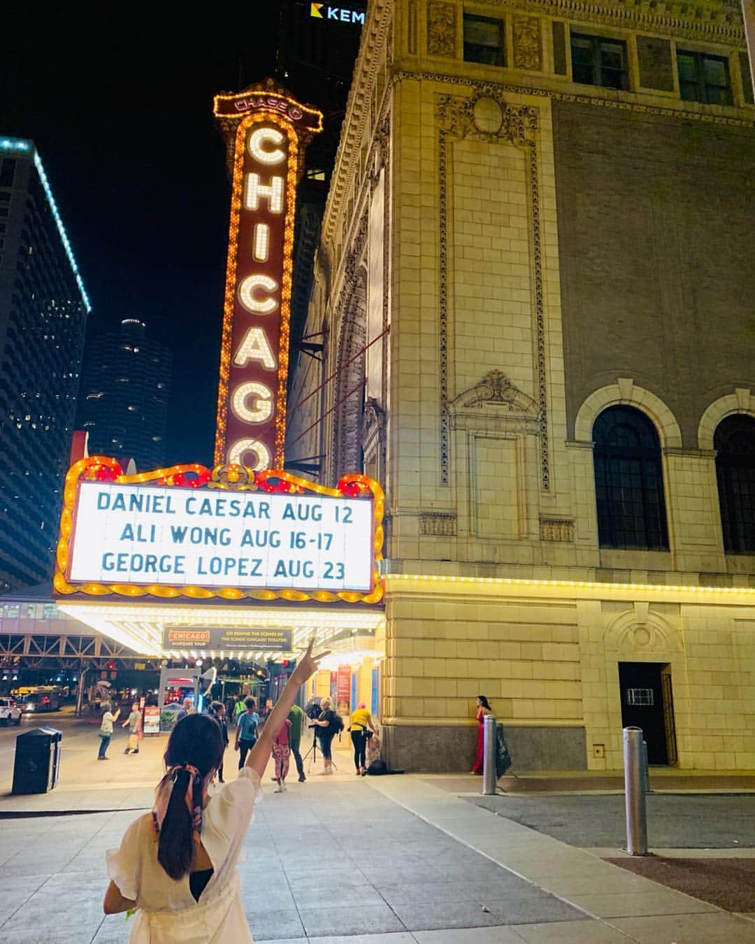 のインスタグラム：「✈︎Goodbye CHICAGO✈︎ ・ シカゴ2日目にして、白米を求め牛角へ飛び込んだのが、 ついこの前のよう。。 ・ 物騒なイメージがあって最初はあまり外に出られず ストレスが溜まることもあったけど、 はじめてくるみちゃんに会いに一人で外に出た時の、 世界が広がったような、スキップしたくなるような 胸の高揚感が忘れられない🙈  はじめてスーパーで買い物ができた。 はじめて一人でカフェに入れた。 はじめて海外のお友達ができた。 はじめて電話ができた。 はじめてクレームが言えた。 はじめて一人で旅行ができた。  沢山の小さな はじめて を経験できて 直に小さな成長を感じられるのが 楽しくて、嬉しくて。  締め切りや秒針と闘ってきた毎日から、 時間から解放し 新たに「言語」や「異文化」というハードルを与え 成長させてくれた街。  たくさんの人との大切な縁を結んでくれた街。  美しくて、広々としていて、 文化的なシカゴが大好き！  またいつか必ず訪れたいな☺️✨ インスタでやりとりしてくれたシカゴの皆さんも、 ありがとうございました❣️ ・ #thanks #chicago #chicagolove」