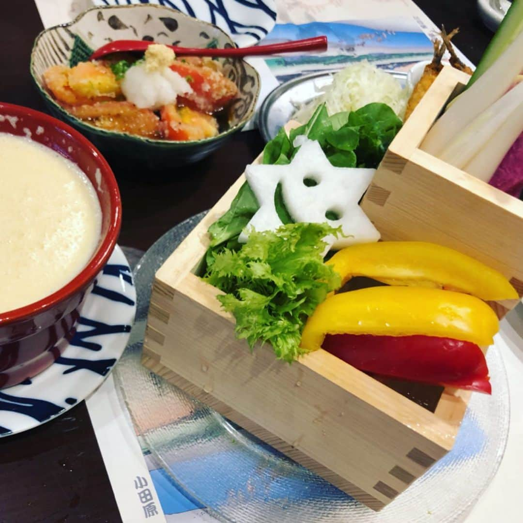 世手子さんのインスタグラム写真 - (世手子Instagram)「I went to Shin-Yokohama with my cousin(*'ω'*) Shop for people who love sake(*^◯^*) EVERYONE,great✌︎('ω')✌︎ I am glad to receive many comments（^人^） https://item.woomy.me/c/57225 従姉妹と #オハシ #新横浜店 に行ってきたよ^o^ こちらは #日本酒好き が集まるお店っっ 日本酒の飲み放題のコスパが素敵だょ(o^^o) 産地直送の #青みかんジュース も美味しかった･:*+.\(( °ω° ))/.:+ #新横浜グルメ って当たりハズレが多いイメージだったけど #ohashi は お料理も美味しかったよ #うにぎり 最高っっ #トマトの揚げ出し は絶品！ #バーニャカウダ も映えでしたっっ(´∀｀*) #マコモダケの天ぷら があるのはすごいっっ（＾ν＾） お料理だけでもまた行きたいお店だよ^_−☆ 新横浜 オハシで検索だよーんっっ #新横浜オハシ #新横浜ohashi #オハシ新横浜 #ohashi新横浜 #GEMS新横浜 Casting by @woomy.restaurant」8月10日 13時38分 - rojide