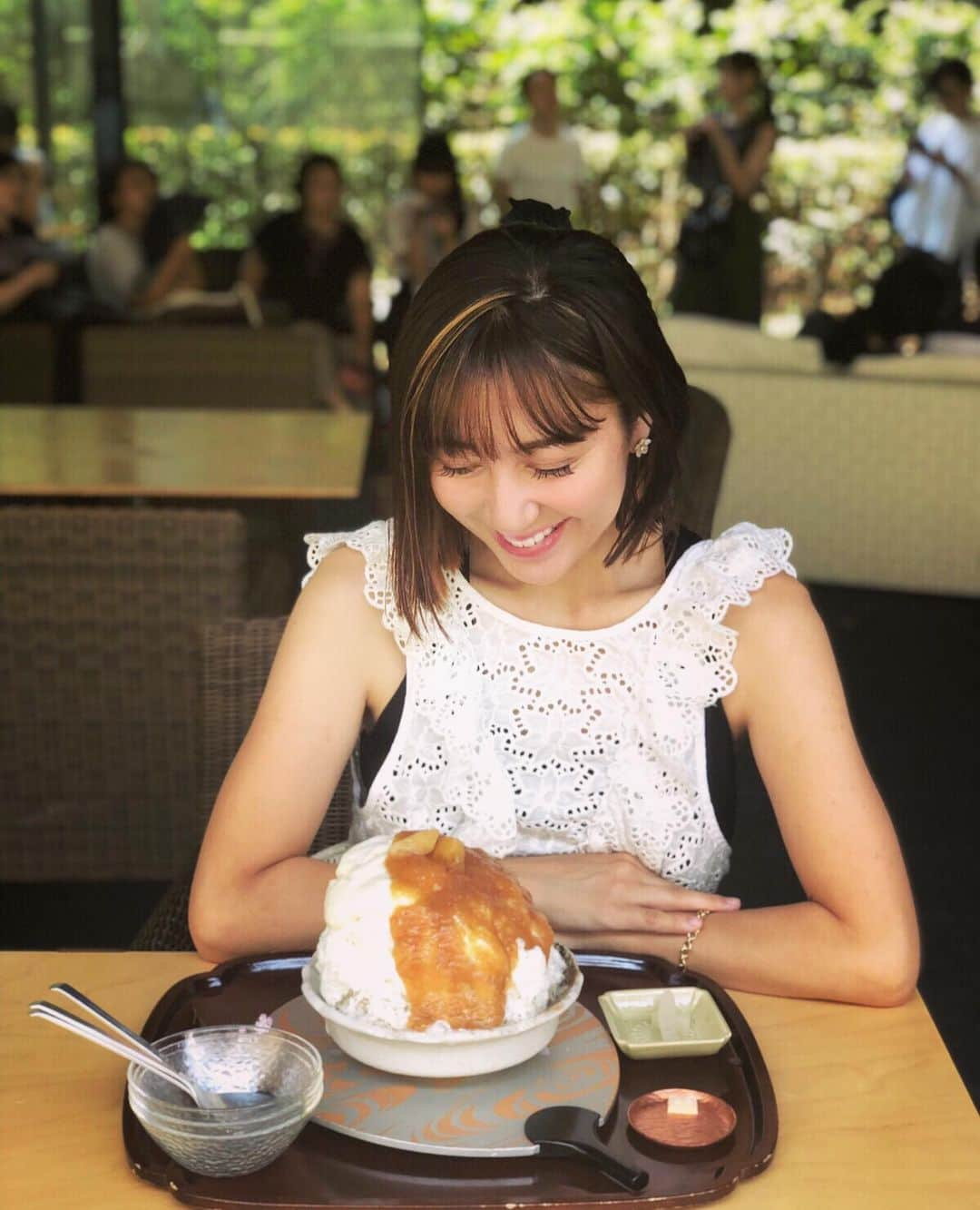 小川ひとみさんのインスタグラム写真 - (小川ひとみInstagram)「念願のかき氷🍧 食べたかったくろぎの桃のかき氷を食べました🍑 なんて美味しいの🥰 わらび餅、 黒蜜きな粉のかき氷をシェア🥺✨ #かき氷 #くろぎ #桃 #東大 #tokyo #暑い  #暑い中食べると余計に美味しかった♡」8月10日 13時39分 - hitomy220