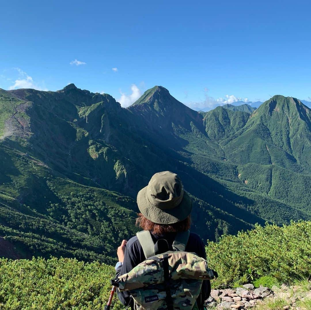 田中幸さんのインスタグラム写真 - (田中幸Instagram)「期待を裏切らない八ヶ岳⛰ 本沢ー夏沢峠ー硫黄岳ー横岳ルート 硫黄岳から見る赤岳に感動  いろんな角度で 違って見える八ヶ岳が楽しい  末永く よろしくお願いします⛰  @marmot @marmot_japan #marmot #マーモット #アウトドアウェア #KEENAMBASSADOR #KEENJAPAN #KEEN #アウトドア #アウトドア女子 #山ガールファッション #山ガール #登山 #登山女子 #コーデ」8月10日 13時45分 - sachitanaka