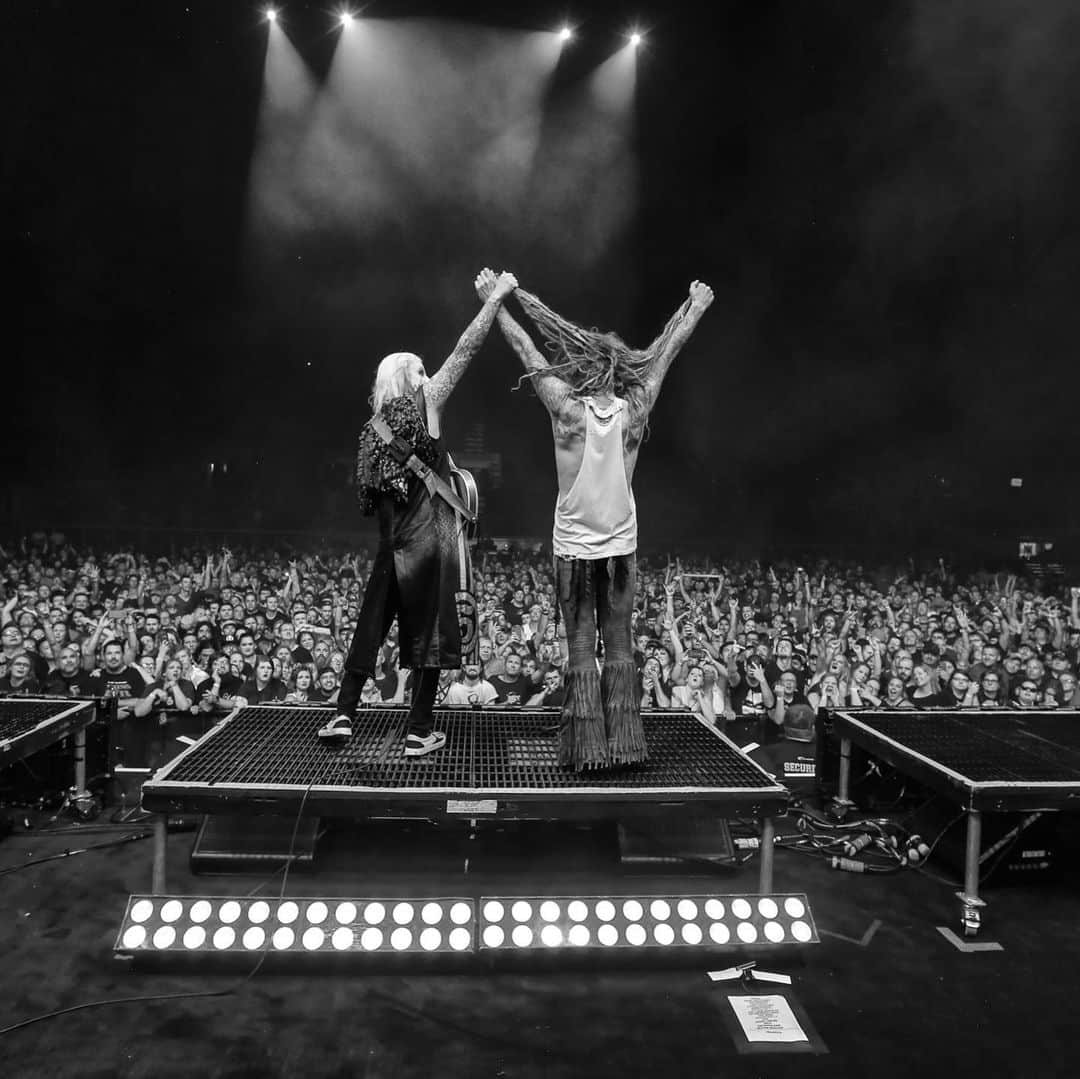 ロブ・ゾンビさんのインスタグラム写真 - (ロブ・ゾンビInstagram)「Rocking and rolling in Fargo! On stage and off. #robzombie #fargonorthdakota #johnfive #piggyd #gingerfish #robfennphotography」8月10日 13時46分 - robzombieofficial