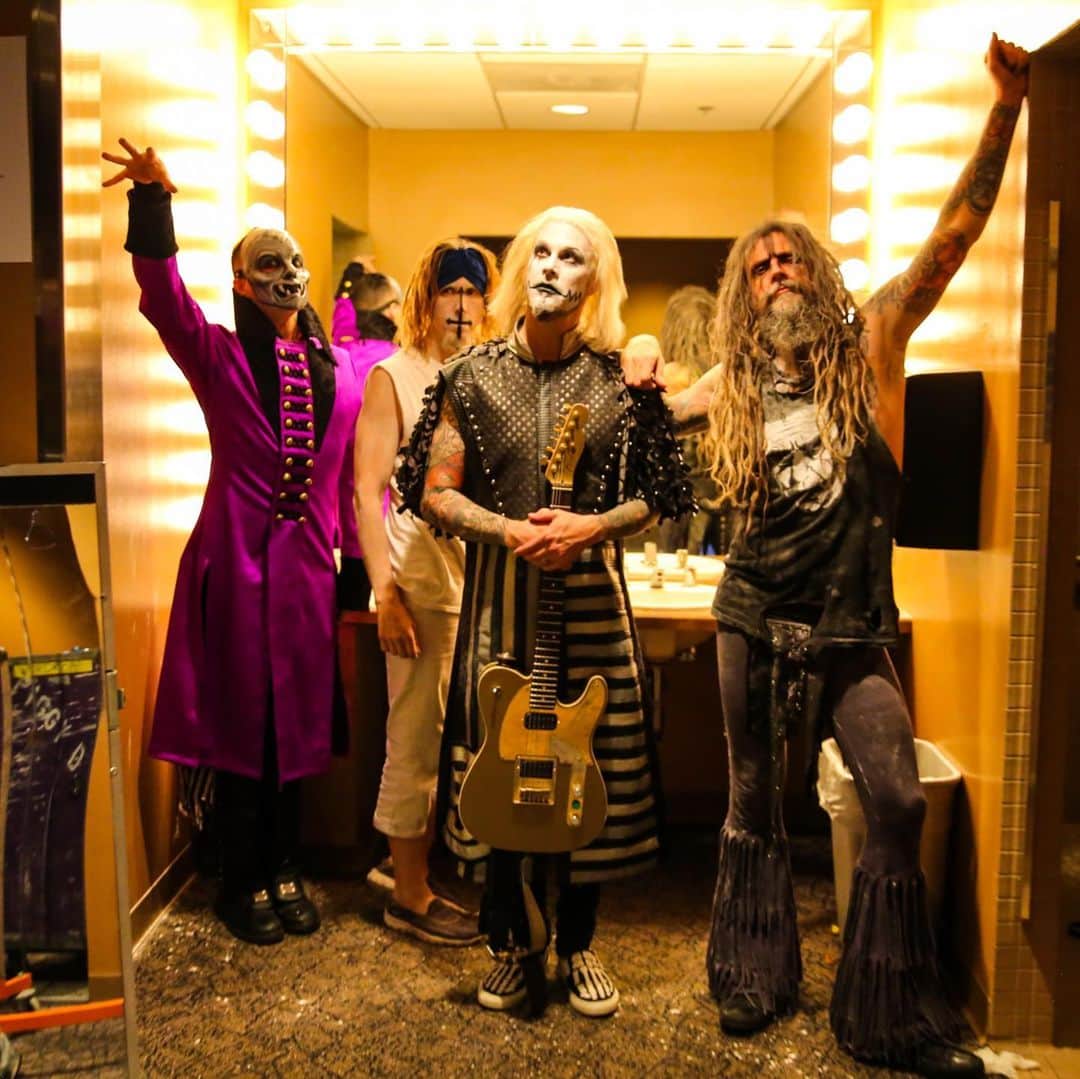 ロブ・ゾンビのインスタグラム：「Rocking and rolling in Fargo! On stage and off. #robzombie #fargonorthdakota #johnfive #piggyd #gingerfish #robfennphotography」