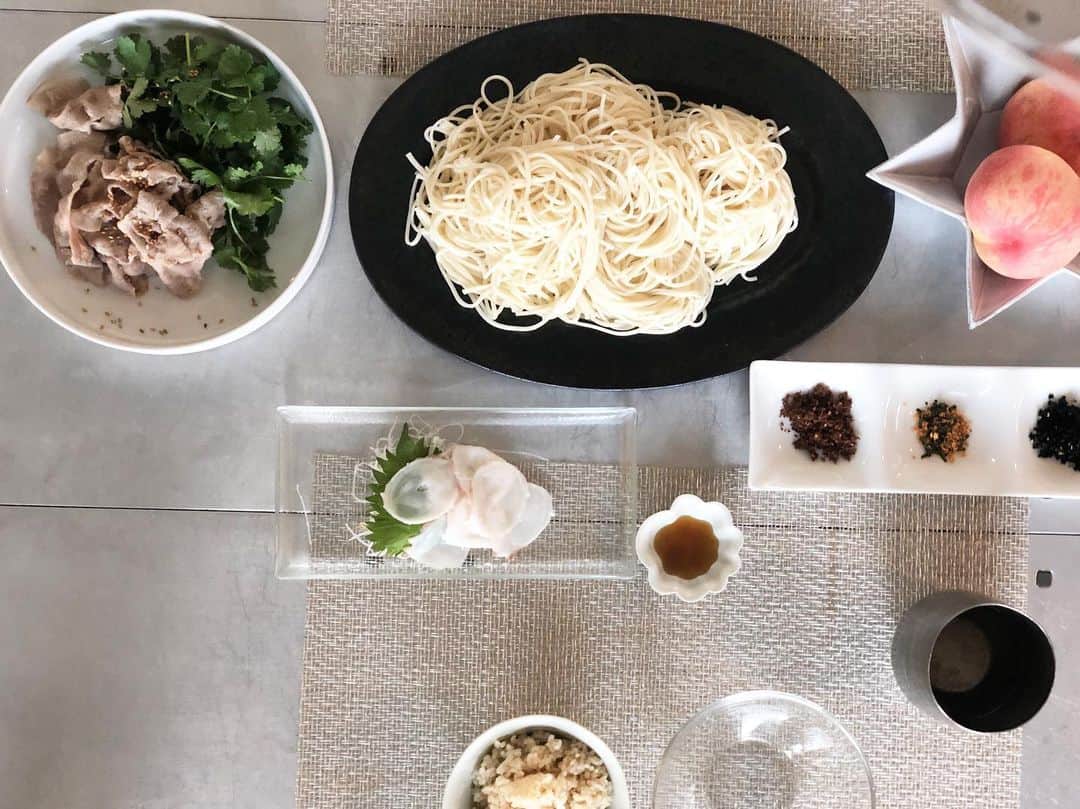 神崎恵さんのインスタグラム写真 - (神崎恵Instagram)「午前中は、クリーニングやさんとスーパーに🧺 連休前半の食料を買い出し。 お昼は、冷蔵庫の最終整理。 ピリ辛つゆに薬味と豚肉とつるっとひやむぎ。 休日のお昼は、さらっと簡単に。 #おひるごはん」8月10日 13時48分 - megumi_kanzaki