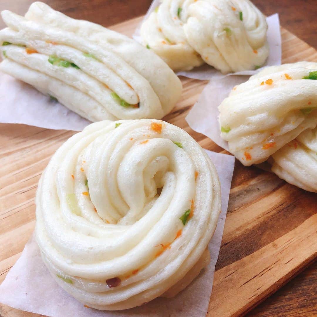 のインスタグラム：「【9/7（土）9:30〜 / 12:30〜『おうちで作れる台湾小麦粉料理』ワークショップ 第2回～花巻＆刀削麺～ at 本とコーヒー】﻿ 台湾で出版され、“粉料理のバイブル”とも言われている書籍の日本語翻訳版『おうちでつくれる台湾小麦粉料理』（周清源／世界文化社）を教科書に、レシピを学ぶワークショップの第２回が９月に開催決定しました！　今回は、マントウの生地を花状に形成する「花巻」と生地の塊を包丁で削いで湯の中に落としていく中国・山西省発祥の麺「刀削麺」の作り方をりんひろこ先生によるデモンストレーションの元学ぶことができます。生地の発酵のコツやお家で挑戦しやすい刀削麺の切る方法も教えていただきます。  またこちらの「台湾小麦粉料理」ワークショップですが、全６回で定期開催をすることも決定しました！　２回目以降のスケジュールなどはこちらをご覧ください。 ▶︎プロフィールページのリンク「手紙社公式Webサイト」EVENT INTRODUCTION」→「台湾小麦粉料理WS」へ﻿ ﻿ #手紙社 #手紙舎 #本とコーヒーtegamisha #おうちで作れる台湾小麦粉料理　#世界文化社 #周清源 #りんひろこ #花巻 #刀削麺 #ワークショップ ・ ＜そのほか本とコーヒー開催イベント＞ ◎8/22(木)sunny「うたう絵本読み聞かせ – たいようの木 – 」 ◎8/24(土) まるばやしさわこ おやこ造形教室夏休み特別編 at 西調布EDiTORS ◎8/25(日)印度カリー子『私でもスパイスカレー作れました！』出版記念トーク」