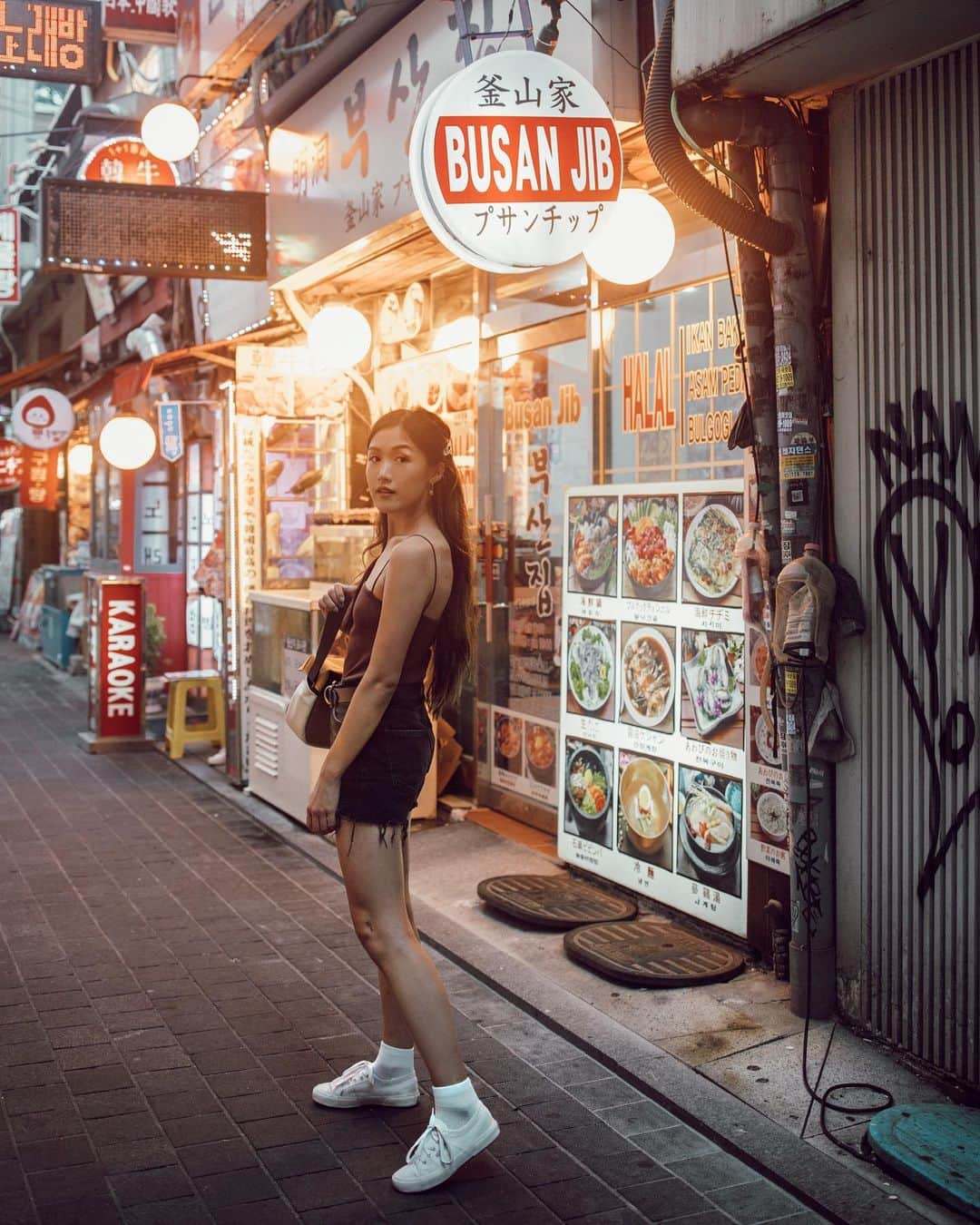 W E Y L I Eさんのインスタグラム写真 - (W E Y L I EInstagram)「Please follow me to the nearest gimbap stall 🏃🏻‍♀️ Just to give you an idea of how much fun I’m having, I have already googled “how to obtain South Korean citizenship” 😂 The heat and humidity is killing me, but I also never need to wear lip balm here so I ain’t even mad about that!」8月10日 14時02分 - weylie