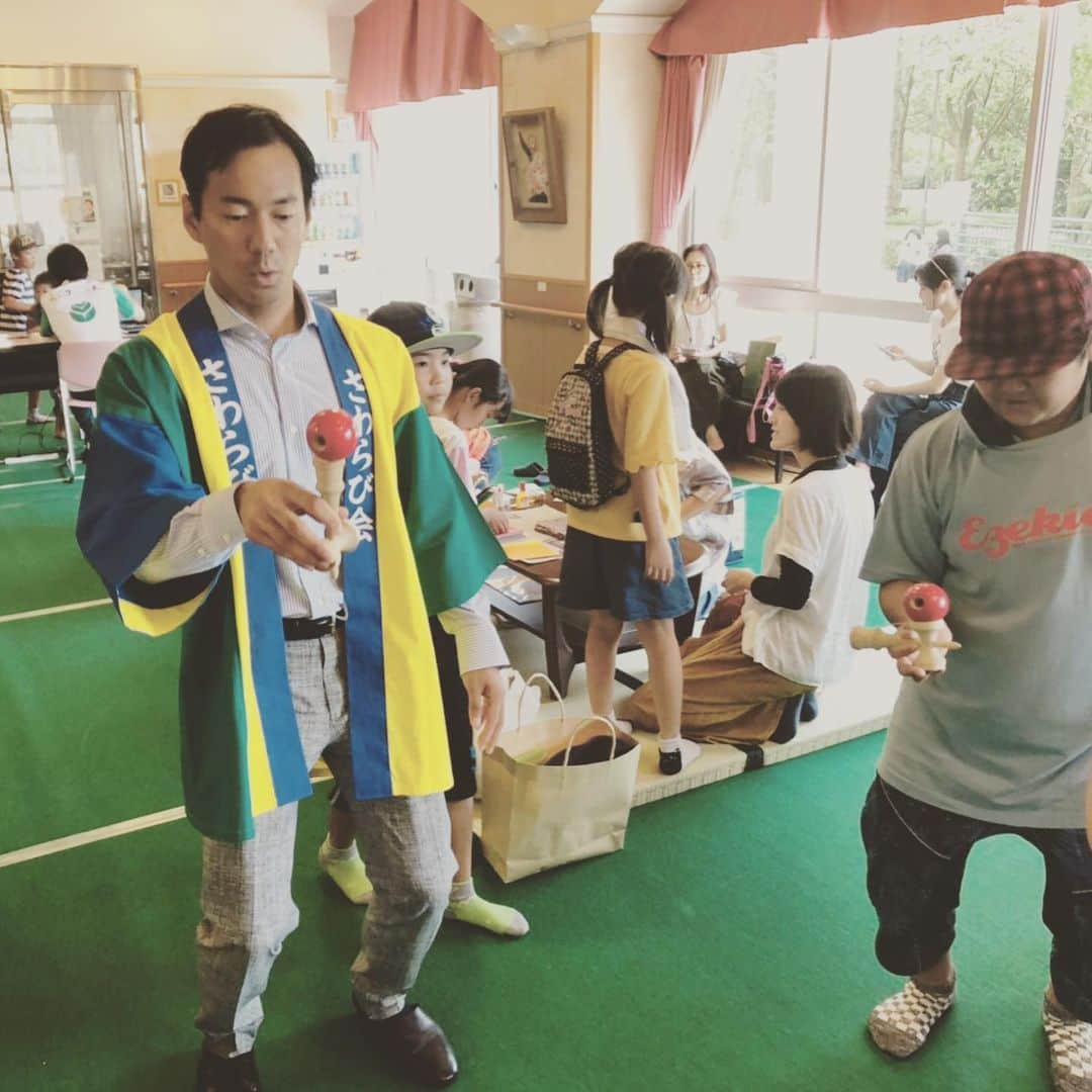 山本左近さんのインスタグラム写真 - (山本左近Instagram)「今日は、「第16回 夏休み‼︎親子福祉体験講座」を福祉村で開催しています。 130組、430名を超える親子の皆さんに参加頂いてます。 高齢者擬似体験や、車椅子バスケ体験、クッキー作り、看護師体験などなど福祉村ならではの色んな催し物が開催されています。  みんなと一緒に、けん玉体験を。とても上手なお母さんにコツを教えてもらった後、動画はまさかのテイク1で綺麗にハマって、驚きながらも喜ぶのでした‼️」8月10日 14時17分 - sakon_yamamoto