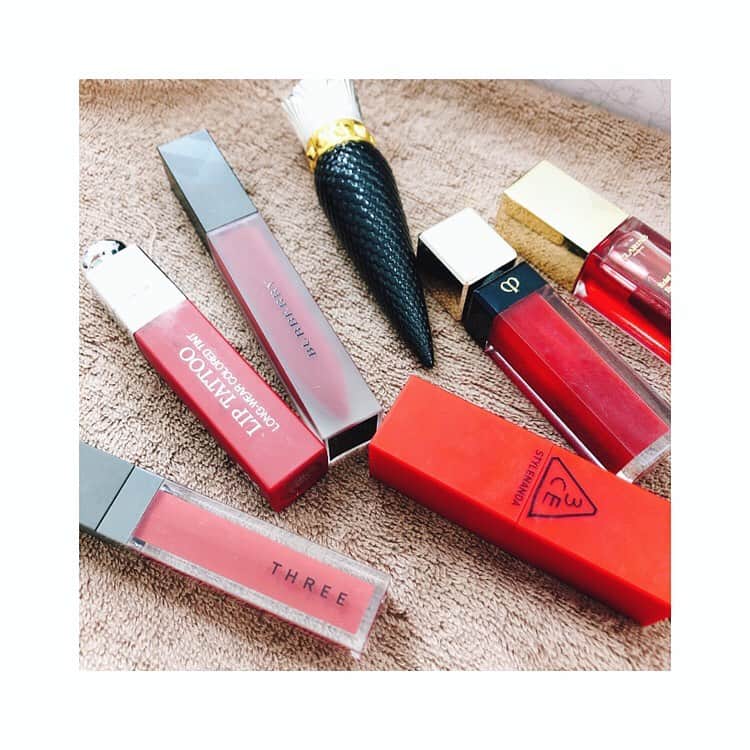 小倉唯さんのインスタグラム写真 - (小倉唯Instagram)「赤リップコレクション😎💄❤️ こないだあった10枚目シングルの ジャケット撮影で使ったよ…！ あ、全部塗ったわけじゃないですよ😦笑  #赤リップ #lip #cosmetics #💄」8月10日 14時14分 - yui_ogura_official