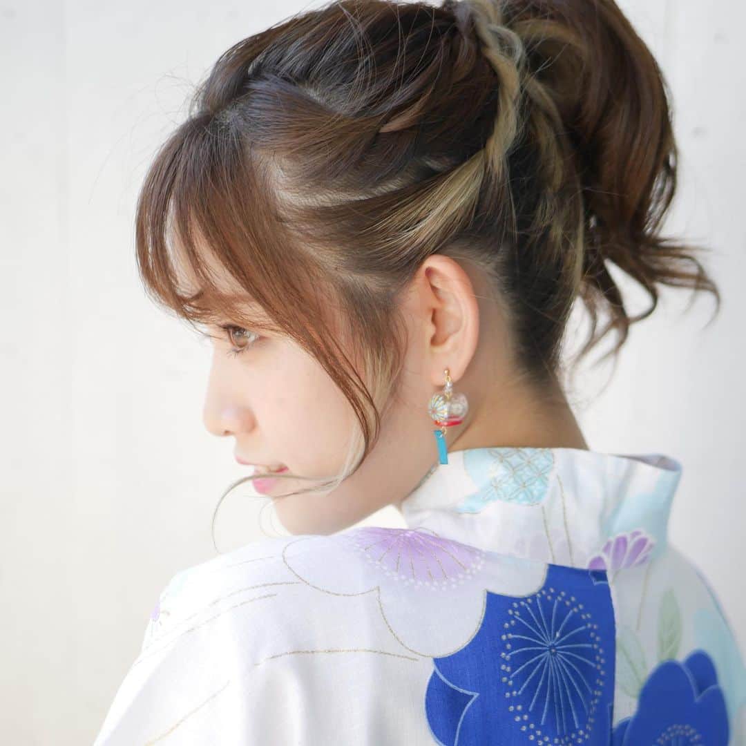 市川愛美のインスタグラム：「ゆかた…⸜❤︎⸝‍ #ゆかた#浴衣#浴衣ヘアアレンジ #浴衣ヘア #浴衣女子 #風鈴#ピアス#インナーカラー#カラコン」