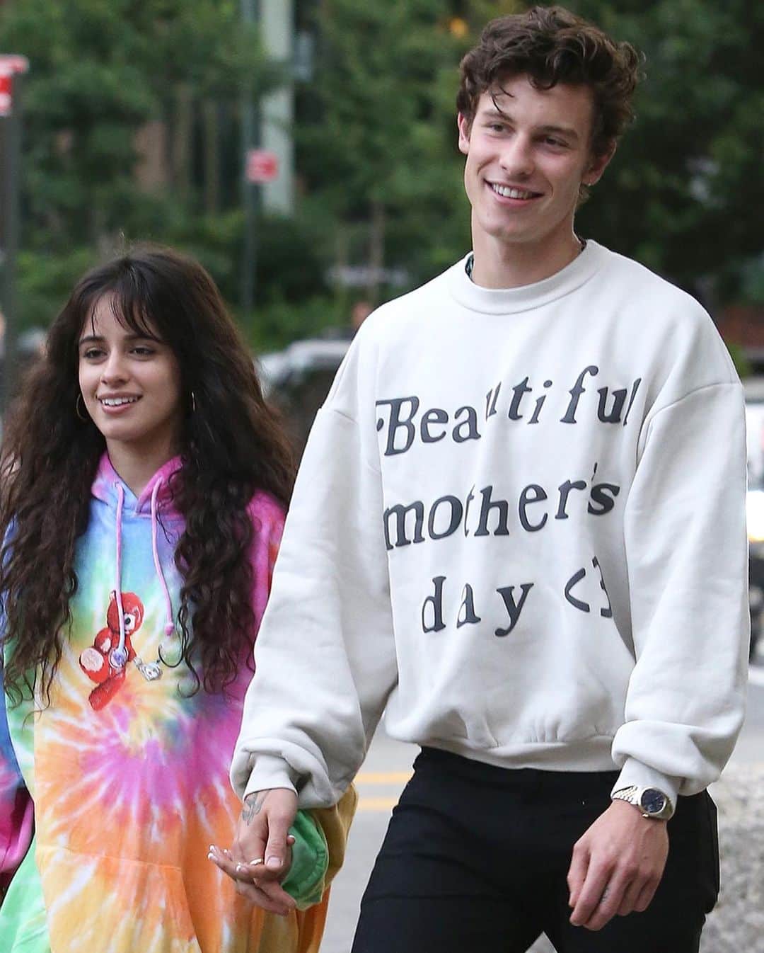 Just Jaredさんのインスタグラム写真 - (Just JaredInstagram)「@Camila_cabello & @shawnmendes hold hands as they meet up with his parents for dinner! #CamilaCabello #ShawnMendes Photos: Splash」8月10日 14時23分 - justjared