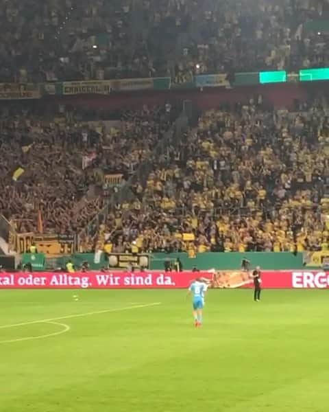 ケヴィン・グロスクロイツのインスタグラム：「Man kann im Leben alles verkaufen , aber nicht seine Familie , sein Herz, seine Freunde und seine Liebe zum Verein 👊🏻💯💛 Danke @bvb09 #fürimmer」