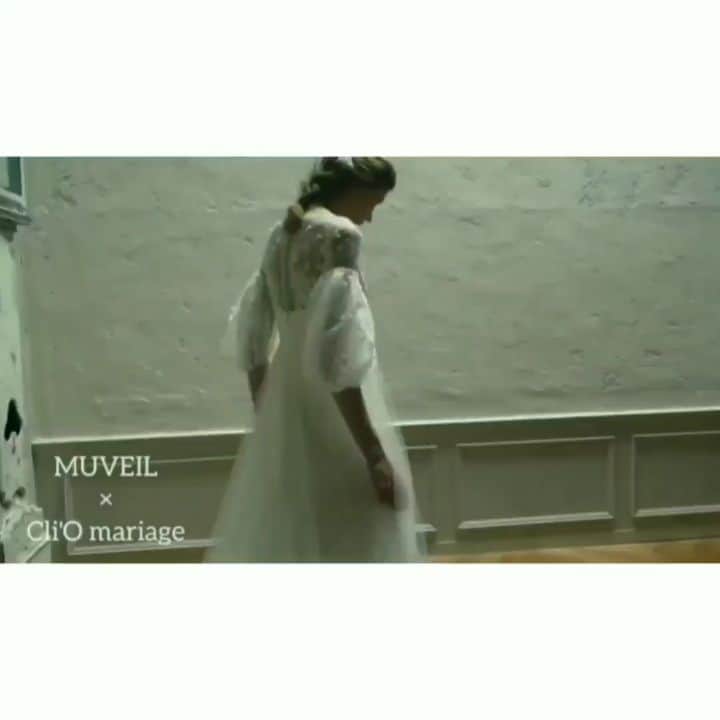 のインスタグラム：「\スズランモチーフが印象的/ MUVEIL×Cli'O mariage ミュベールとの希少なウエディングドレスのコラボレーションです… デザイナーの中山氏の世界観が随所に… 何度も話し合いの時間を重ね重ねて誕生した逸品です✨ @marcheforwedding に持参します✨ . スズランモチーフのレースの上から立体的に施されたビージングは光を浴び繊細な輝きを放ち、デコルテからショルダー部分を 華やかに演出☆ ふんわりと広がるオーガンジーのバルーンスリーブにもスズランレースをパッチワークし、切替部分に敷き詰められたパールが MUVEILらしさを表現✨ . エンパイアラインのスッキリとしたシルエットはシフォンの上から一枚かけられたチュールがさりげなく広がり、エアリーさをプラスしています✨ レースのくりみ釦がぎっしりと連なるバックスタイルはため息が出るほど美しく、細かなディテールに拘り抜いたデザインは Cli'O mariageの10周年で実現した#MUVEIL とのコラボレーションドレスなのです✨ . ヘッドアクセサリーは @ca4la_bridal とのコラボレーション❣️ . ★リアルなクリオマリアージュブライズをご紹介しております⏬  @cliomariage_brides ★パーティーや花嫁アクセサリーのご購入検討中の方はこちらをご覧ください⏬ @cliomariage.shop . The request of photo wedding is also possible. Please make an appointment. ↓↓↓ ☏+81-3-3770-9722 ✉info@cliomariage.com 1-16-16-5F Dogenzaka,Sibuya,Tokyo #cliomariage #photowedding #クリオマリアージュ #フォトウエディング #ウエディングフォト #ウエディングドレス #ドレス試着 #結婚準備 #ドレス探し #婚纱礼服　#웨딩드레스 #weddingdress #前撮り #後撮り #ディレクション #撮影 #プレ花嫁 #卒花嫁 #ウェディングレポ #花嫁 #花嫁DIY #コラボレーション #ミュベール #スズラン　#ca4la @muveil_official　#muveil」