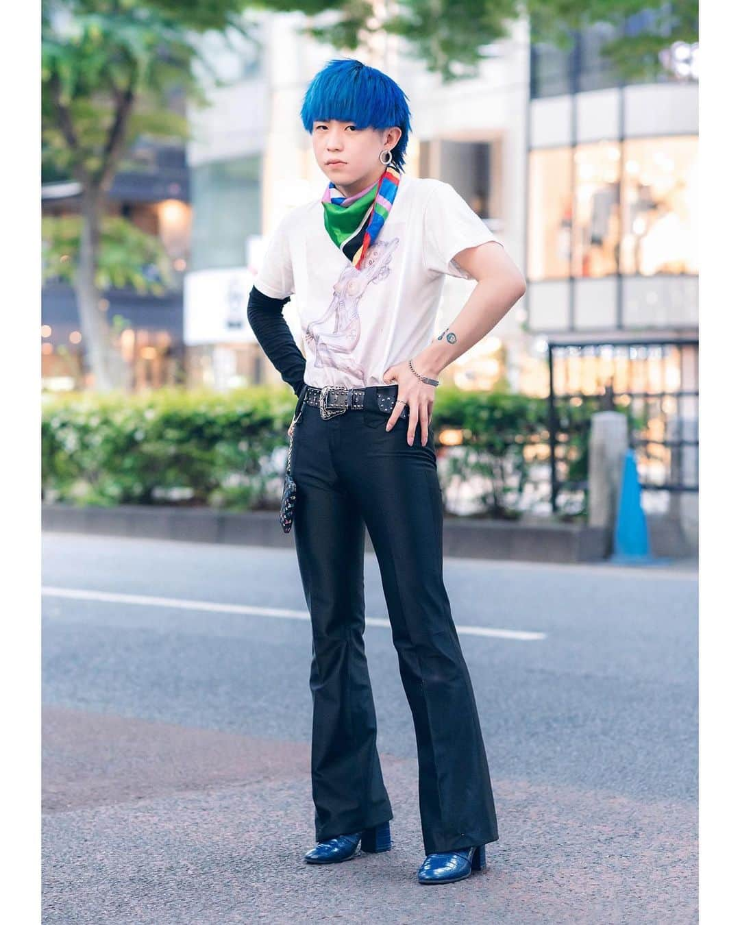 Harajuku Japanさんのインスタグラム写真 - (Harajuku JapanInstagram)「19-year-old Tokyo college student Zaki (@17_pwo) on the street in Harajuku wearing a Kawi Jamele t-shirt featuring work by the famous Japanese artist Hajime Sorayama, Focus pants, an LV pouch, and blue Bershka boots.」8月10日 14時32分 - tokyofashion