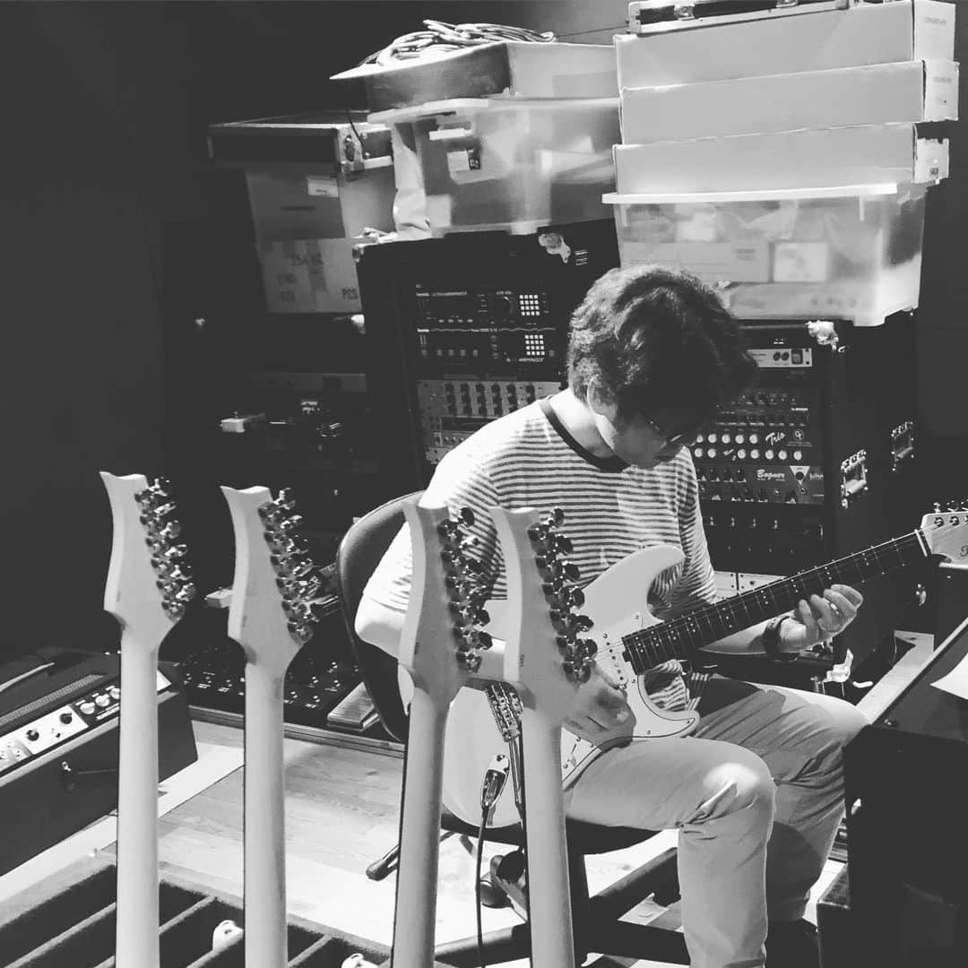 上杉洋史のインスタグラム：「Selecting my new gear. These brand new guitars have very nice tone, comfortable neck grip feeling, and beautiful color. #electricguitar #guitar #myinstruments #brandnew #newbrand #newinstrument #newguitar」