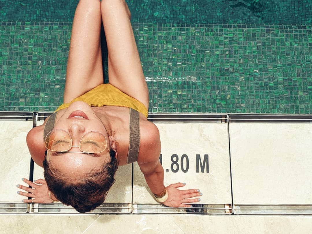 Yoshiko Kris-Webb クリス-ウェブ佳子さんのインスタグラム写真 - (Yoshiko Kris-Webb クリス-ウェブ佳子Instagram)「バンコクの雑踏が嘘のようなスコータイホテルのプール。タイの雨季は9月末であけます。そして11月から2月までが常夏ハイシーズン。  バンコクから目指したい場所は… @sripanwa のあるプーケット島 @santhiyaresorts のある#ヤオヤイ島 @sixsensesyaonoi のある#ヤオノイ島 @rayavadee_krabi のある#クラビ などなど。  アクアホリックな方にはタイ🇹🇭、超オススメ。 #TokyoDameThailandTrip」8月10日 14時41分 - tokyodame