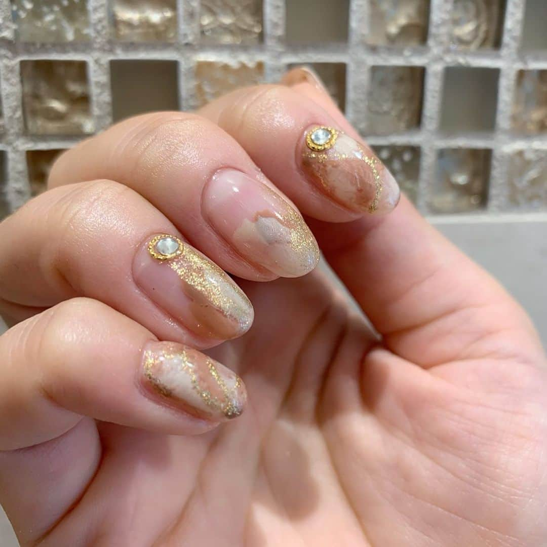 リナさんのインスタグラム写真 - (リナInstagram)「New nail💅 . 前回の#マーメイドネイル と打って変わって、 今回はヌーディに、#ニュアンスネイル にしたよ☆ . ウィンドーショッピングしてると、 ファッションは既に秋色だから、 ネイルもピンクブラウンとベージュをメインに❤︎ . クリア部分を増やして、重たくなりすぎないように💎 . ネイルが変わるとモチベーションも上がって、気持ちいい😄 ........................................................... #nail #ニュアンスネイル #マーブルネイル #大理石ネイル #ゴールドネイル #ヌーディネイル #ネイルアート #nailart #Cynthia #キュンティア #BeautinessClub」8月10日 14時41分 - 1010koki0218