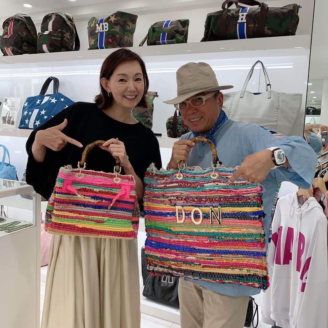 とよた真帆さんのインスタグラム写真 - (とよた真帆Instagram)「青山にあるmia bagで夏モノ選びましたよ。なんとドン小西さんとご一緒に😊 ドンさんとの会話は服の素材や専門的な知識が本当にお勉強になります。  mia bagではバッグを自分なりにカスタマイズ出来るので ドンさんはDONとお名前入れました！素敵✨  @coomb_official のトップス @rosebud_official_  miciのスカート @ugg のサンダル @miabagjapan のカラフルバッグ @linksoflondon_japan のルーフピアス、ブレス  #maho #mahostyle #50fashion #50代コーデ #styleover50」8月10日 14時47分 - maho_toyota