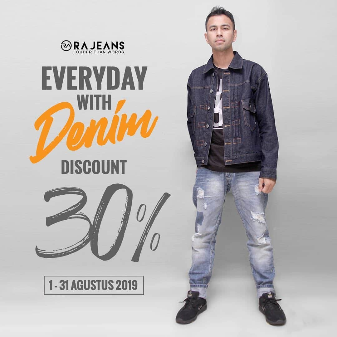 Raffi Ahmadさんのインスタグラム写真 - (Raffi AhmadInstagram)「Halo guys!! Selama bulan Agustus ini dapatkan discount untuk seluruh produk denim @rajeansid sebesar 30%  Kamu bisa order online ke no WA yang ada di bio IG @rajeansid , promo ini berlaku sampai dengan tanggal 31 Agustus 2019.  Ayo langsung order sekarang juga guys!! #rajeans #rajeanspromo #raffiahmadootd」8月10日 14時54分 - raffinagita1717