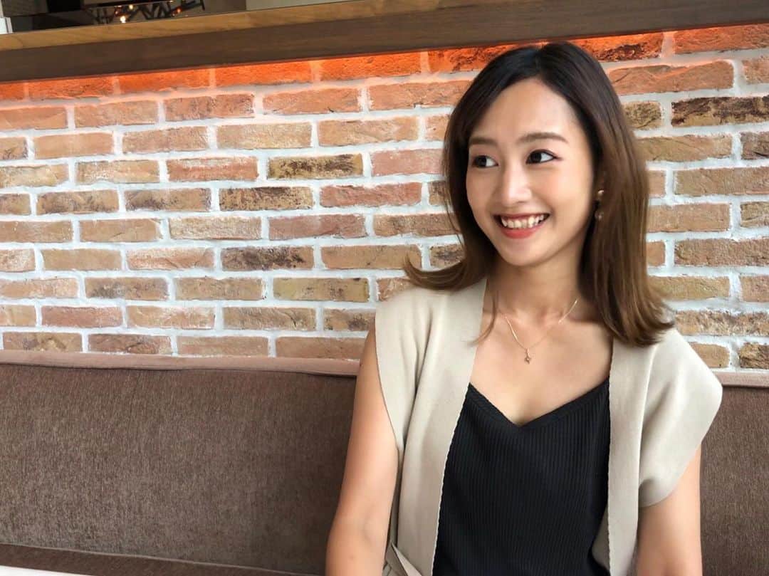 のインスタグラム：「.﻿﻿ ﻿﻿ ﻿﻿ 先日2年半弱勤めた会社を卒業しました。﻿﻿ ﻿﻿ 2年半というと短っ！ってなるけど、﻿﻿ それはそれは濃い2年半だったのです。﻿﻿ ﻿ 私が入ったときは まだ社員が5人くらいしかいなかったけど、 今じゃ60人くらいになったのかな。﻿ ﻿ 業務拡大移転も2回もした。﻿ ﻿﻿ 家にいるよりも﻿﻿ 会社にいる時間のほうが長かったし、﻿ ﻿ 友達といるよりも﻿﻿ 会社の人たちといるほうが多かった。﻿ ﻿ 友達、家族、恋愛…﻿ 何よりも仕事を優先してたかもしれません。﻿ それくらい夢中に働かせてもらいました。﻿ ﻿ ﻿ ﻿ 悔しくて、キャパオーバーで﻿ トイレで泣いたこともあったし﻿ ﻿ 辛いときもたくさんあった。﻿ ﻿ でも、﻿ ﻿ そんな中でも一緒に働く仲間が大好きで﻿ 家族のように過ごした日々は私の宝物です。﻿ ﻿ 昔から人には恵まれてきたな〜と﻿ 本当に思います(っ´ω`c)﻿ ﻿ ﻿ 20代最後の時間をどう過ごすか。﻿ ﻿ どんな30歳になりたいか。﻿ ﻿ 改めて考えたときに、﻿ なりたい自分になるために転職を決めました。﻿ ﻿ 驚いたのは、辞めるって決めたときに﻿ 社外の人に一番ビックリされたこと。﻿ ﻿ 「えーなんで！あんなに楽しそうに働いてたのに！」﻿ ﻿ って。﻿ ﻿ そうなの。﻿楽しかったし、お仕事大好きだった。 でも、これからは違う目標に向けて頑張りたいの。﻿ ﻿ あとは、今まで優先できなかったことに﻿ 時間をかけていきたいなって思います。﻿ ﻿ ﻿ さて、久々のたっぷり連休。﻿ 有給消化期間を楽しみます\( ˆoˆ )/﻿ ﻿ みんな幸せになろうね✨👼﻿ ﻿ ﻿ #何も言わずとも花束をオレンジにしてくれたことに感謝♡ #大好きなひまわりも♡ #thankyou 🌻」