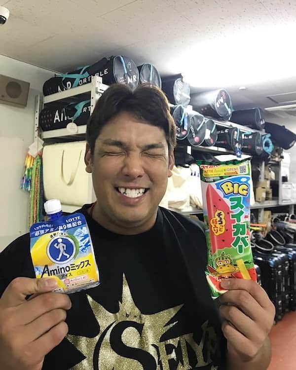 のインスタグラム：「暑いけどボクたちにはこれがある！とアイスを手に笑顔のアジャ井上選手 #千葉ロッテマリーンズ #chibalotte #ZOZOマリンスタジアム #井上晴哉  #スイカバー #Aminoミックスアイス」