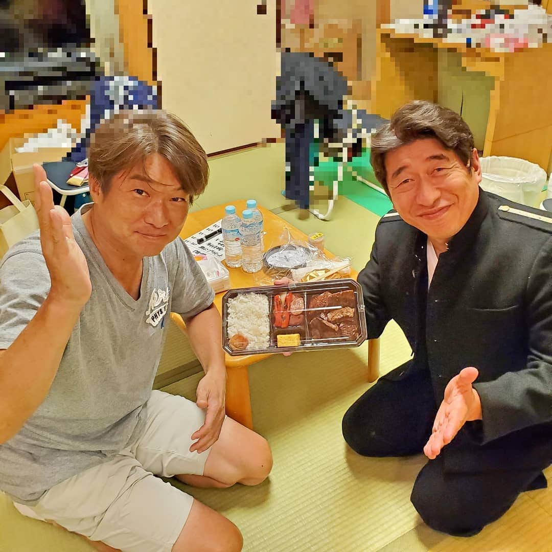 ダチョウ倶楽部さんのインスタグラム写真 - (ダチョウ倶楽部Instagram)「先日、ジモンさんがお世話になっている、 D-29高村さんが楽屋お見舞いに美味しいお肉のお弁当を持って来てくれました。  めちゃくちゃ美味しく頂きました！  マネージャー陣も頂きました！  いつも、ありがとうございます！  #ダチョウ倶楽部 #寺門ジモン #肥後克広  #上島竜兵 #明治座 #志村魂 #楽屋お見舞い #d29 #高村 さん」8月10日 15時05分 - dachoclub_official