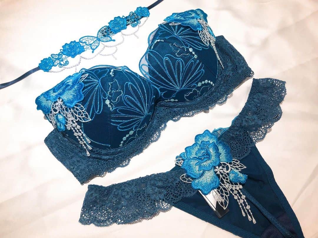 Ravijour札幌4丁目プラザ店のインスタグラム：「. シャインバタフライ🦋 16日からの新作です✨ 詳しくはブログへ✈︎ . #Ravijour #Ravijourstaff #Ravijoursapporo #ラヴィジュール」