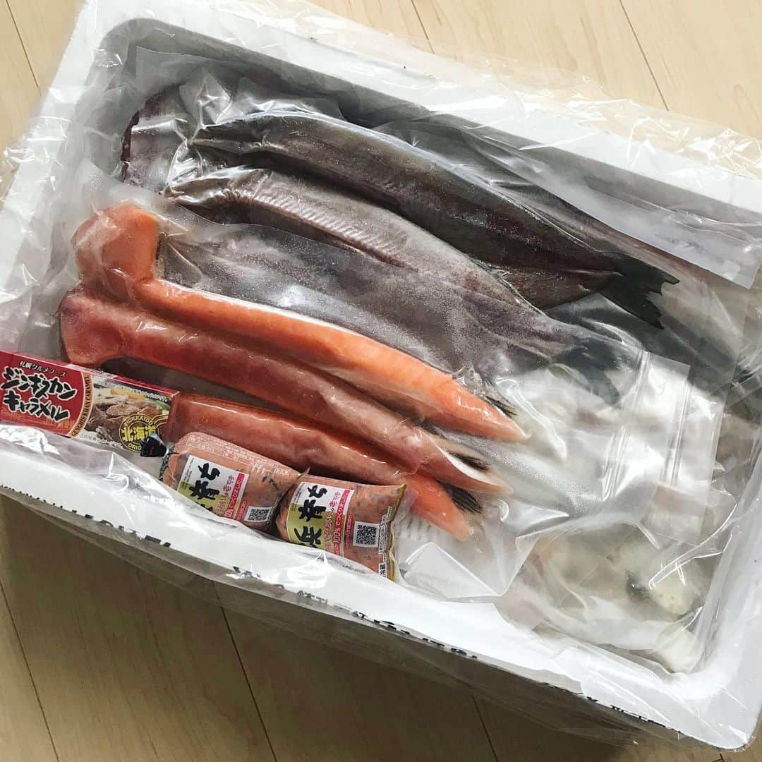 青山恭子さんのインスタグラム写真 - (青山恭子Instagram)「. とんでもなく豪華な、とんでもない量の魚介セットが送られて来たーーーっ🐟🦀🐙🐚🦑 頑張ってとりあえず冷凍庫には収めたが… 私、上手く美味しく食べ切れるのかぁ〜😅？？？ @nobu.mochizuki もっちー、ありがと！！！ . . . #魚介セット #とんでもなく豪華 #とんでもない量 #冷凍庫ギリギリ #60cmのたこ足初めて見た🐙 #他にもいろいろ #ありがたや #上手く美味しく食べ切れるかな #とりあえず #今日の晩ご飯 は#ホタテのバター醤油焼き #😋🍺」8月10日 15時18分 - aokyon27