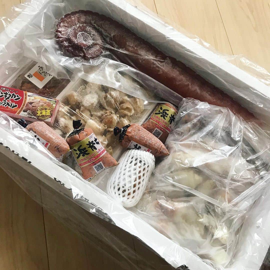 青山恭子さんのインスタグラム写真 - (青山恭子Instagram)「. とんでもなく豪華な、とんでもない量の魚介セットが送られて来たーーーっ🐟🦀🐙🐚🦑 頑張ってとりあえず冷凍庫には収めたが… 私、上手く美味しく食べ切れるのかぁ〜😅？？？ @nobu.mochizuki もっちー、ありがと！！！ . . . #魚介セット #とんでもなく豪華 #とんでもない量 #冷凍庫ギリギリ #60cmのたこ足初めて見た🐙 #他にもいろいろ #ありがたや #上手く美味しく食べ切れるかな #とりあえず #今日の晩ご飯 は#ホタテのバター醤油焼き #😋🍺」8月10日 15時18分 - aokyon27
