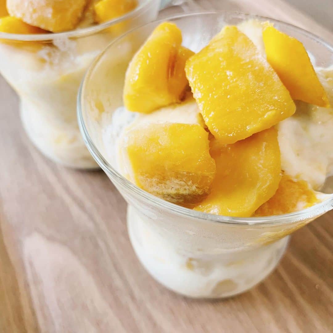 athena_greek_yogurtさんのインスタグラム写真 - (athena_greek_yogurtInstagram)「Mango 🥭 Banana 🍌 Frozen Greek Yogurt 🍦  ジップロック1つで出来るフローズンヨーグルト💛 ギリシャヨーグルト、バナナ、マンゴー、蜂蜜をジップロックにいれ、フルーツを潰し、30分ほど冷凍すれば出来上がり✨✨ • • • • #frozenyogurt #mango #banana」8月10日 15時17分 - athena_greek_yogurt