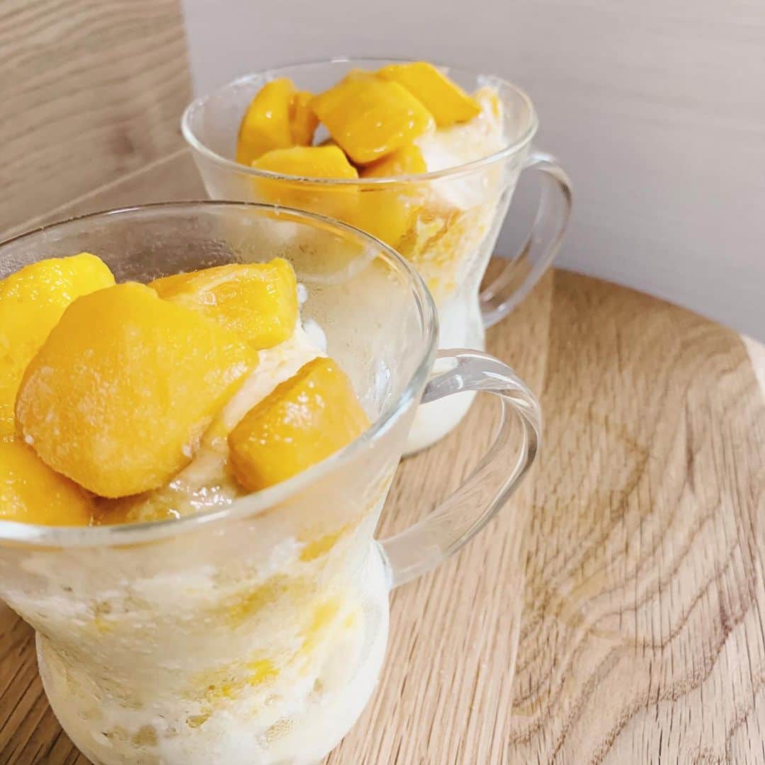 athena_greek_yogurtさんのインスタグラム写真 - (athena_greek_yogurtInstagram)「Mango 🥭 Banana 🍌 Frozen Greek Yogurt 🍦  ジップロック1つで出来るフローズンヨーグルト💛 ギリシャヨーグルト、バナナ、マンゴー、蜂蜜をジップロックにいれ、フルーツを潰し、30分ほど冷凍すれば出来上がり✨✨ • • • • #frozenyogurt #mango #banana」8月10日 15時17分 - athena_greek_yogurt