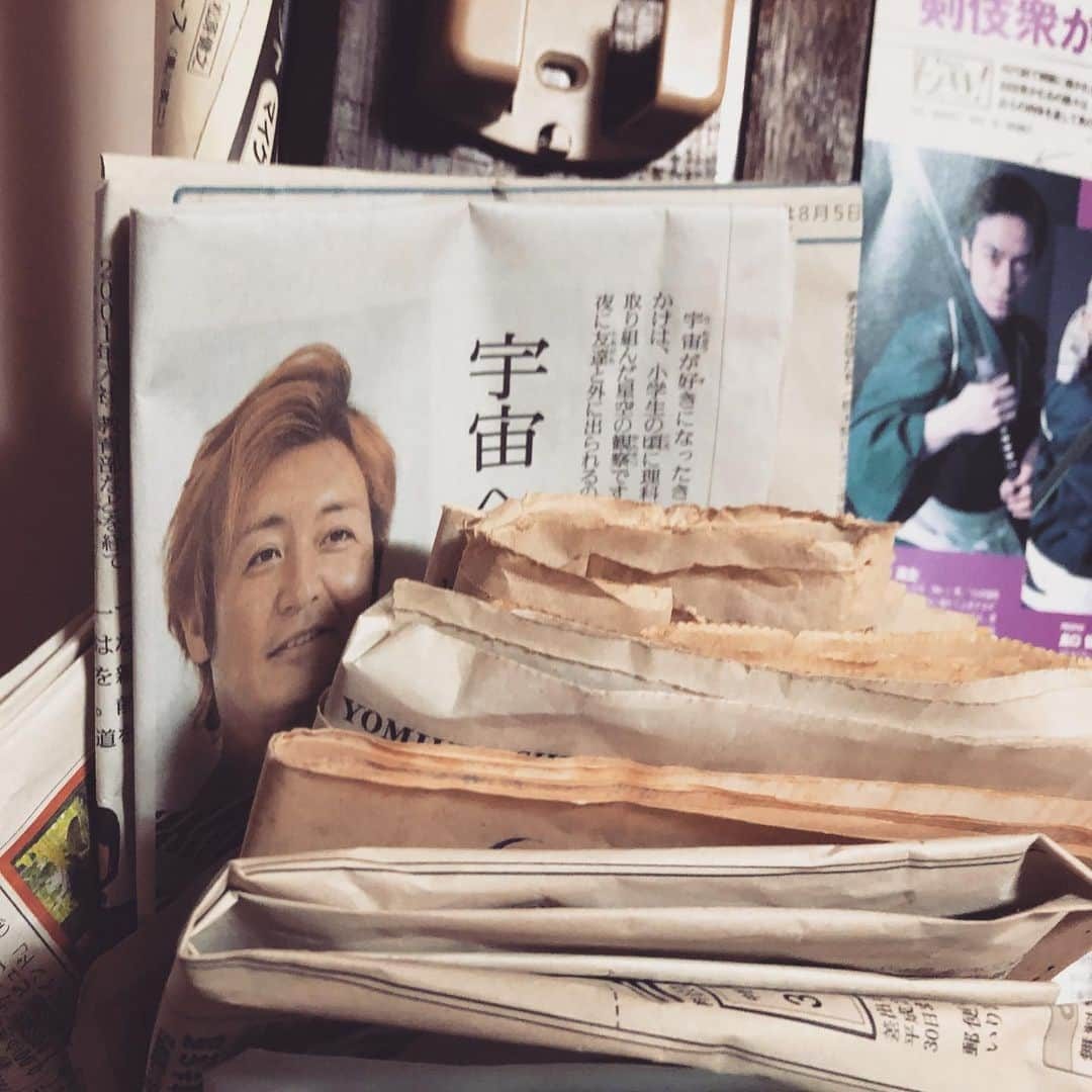 つるの剛士さんのインスタグラム写真 - (つるの剛士Instagram)「このお盆の帰省ラッシュのなか、 急遽なんとか航空チケットをゲットして今朝、天国へ還る爺ちゃんを北九州まで見送りに来れた。  棺の爺ちゃんは顔色もよく 寝てるみたいだった。  爺ちゃんちのテレビの横にあるハガキ入れに、自分の載った最近の新聞記事がささってた。  今までは、爺ちゃんに喜んで欲しくてなんとか福岡でも映る番組に沢山出ないとなぁと頑張ってたとこもあったし、 福岡に仕事で来たら門司まで足を伸ばして爺ちゃんに会うの楽しみにしてたけど、これから寂しいよな。  皮肉にもこういう時にしかいっぺんに集まれない親戚にも会えた。  とにかく来れてよかった。  明日は仙台、 明後日は福島いわきにてライブがあるので帰ります。  爺ちゃん、 あっちで婆ちゃんと父ちゃんにも宜しく。  女の子遊びはほどほどに。  いってらっしゃーい  #小学生の頃に爺ちゃんちの玄関に隠してたアイスの当たり棒のことを急に思い出し探したらまだあった  #賀来賢人くん賀来千香子さんじつは遠い親戚 #賀来ゆうじ 従兄弟 ←漫画家」8月10日 15時26分 - takeshi__tsuruno