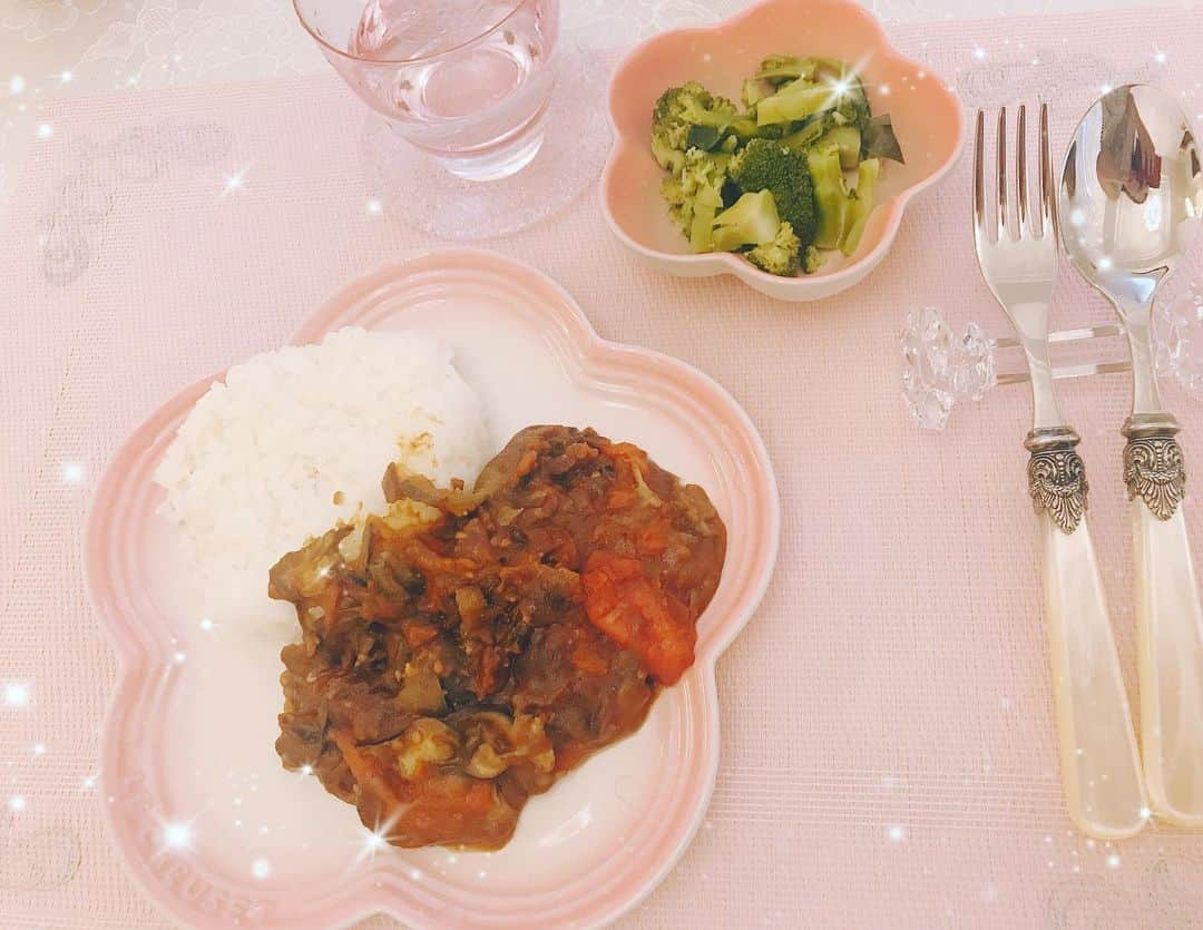 三浦泉さんのインスタグラム写真 - (三浦泉Instagram)「* お友達に教えてもらった 無水カレー 早速 作ってみました❤️🍽 カレーに水が不要 ‼️という 常識を覆した 美味しいカレーがわずか20分で完成🍛 *  ブロッコリーはレンジにしちゃうと栄養素が逃げるそうなのお鍋でさっと茹でました♥️ * #簡単クッキング #無水カレー #夕食 #dinner  #cooking」8月10日 15時20分 - princessizu1201