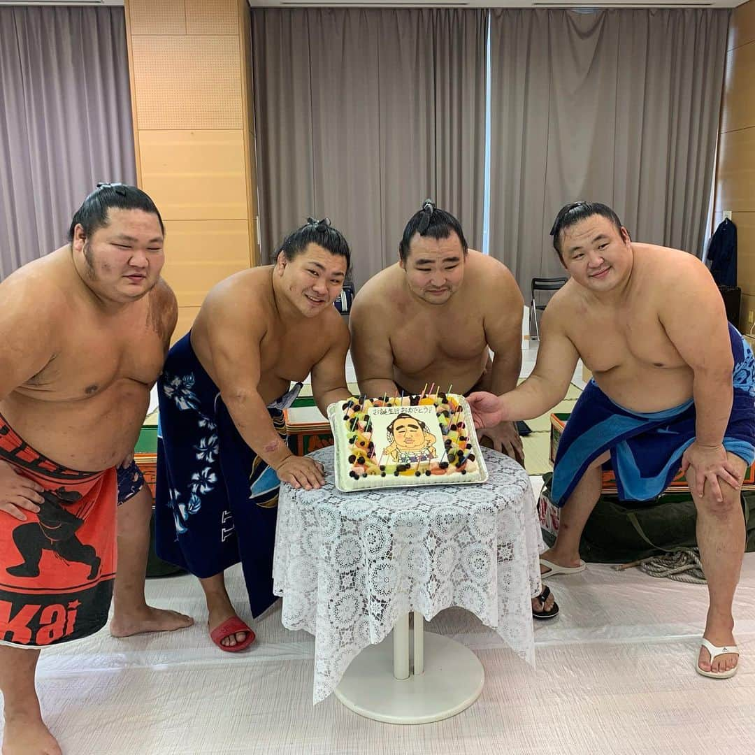 照強翔輝さんのインスタグラム写真 - (照強翔輝Instagram)「今日は横綱鶴竜関の誕生日でした！ チームPUBGでお祝いしました！」8月10日 15時20分 - terutsuyoshi_117