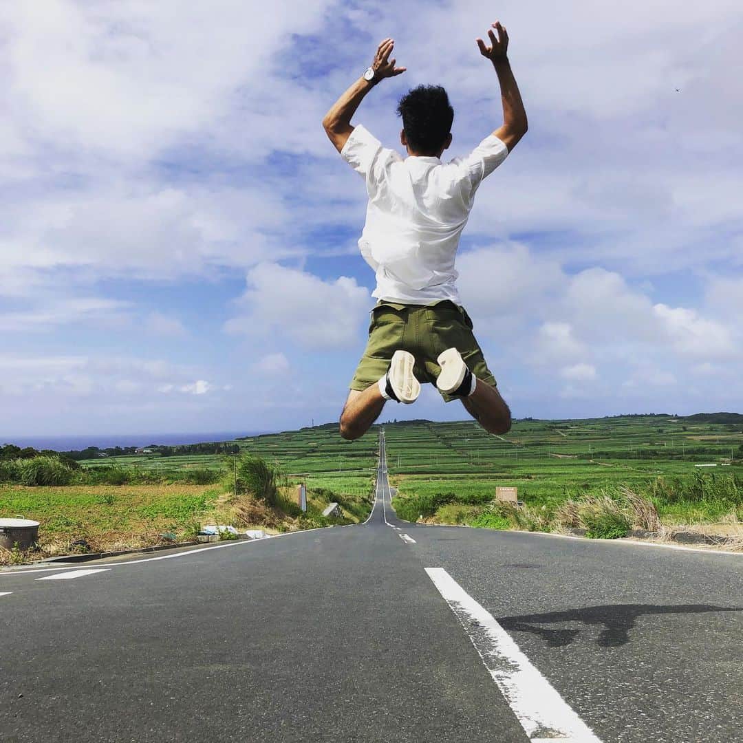 森慎太郎のインスタグラム：「初上陸の喜界島で 映えろー！！ #喜界島 #サトウキビの一本道」