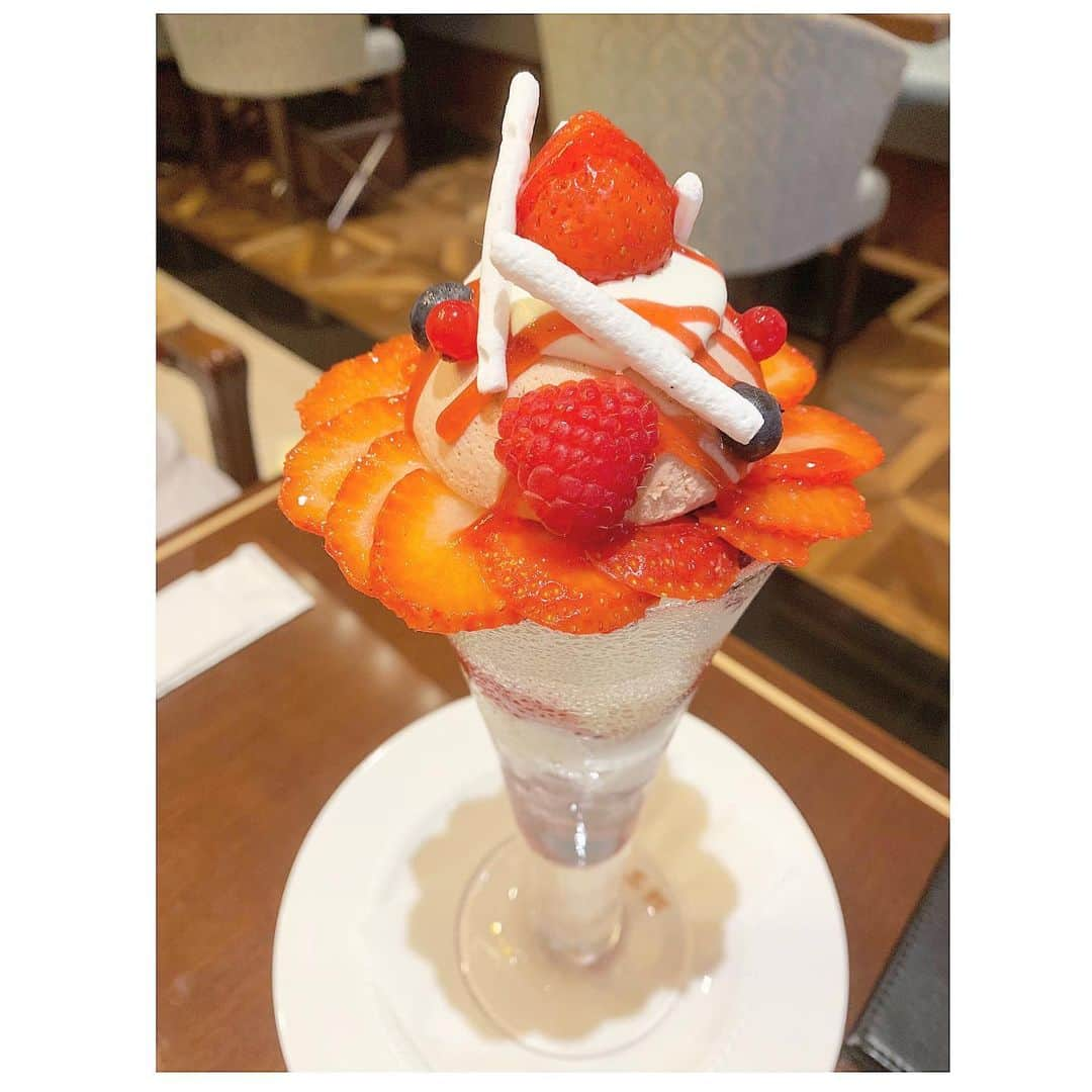 上村彩子さんのインスタグラム写真 - (上村彩子Instagram)「珈琲茶館 集のベリーパフェ🍓@sakann.ac こぼれんばかりのいちごいっぱいで可愛い😍 . 最近パフェ流行っててどこも可愛くてたまらん…✨ 夜パフェとかも気になるところ多い… 暑さがやばい日ばっかりなので、栄養あるもの…冷たいもの…甘いもの…とらなきゃ…って謎の使命感に後押しされて甘いもの食べちゃう最近笑 これはふじもんが頼んでて可愛すぎて撮っちゃった笑 ふじもんは可愛いものが似合うまる🐯💕 #カフェ集 #珈琲茶館集」8月10日 15時43分 - ayako_uem