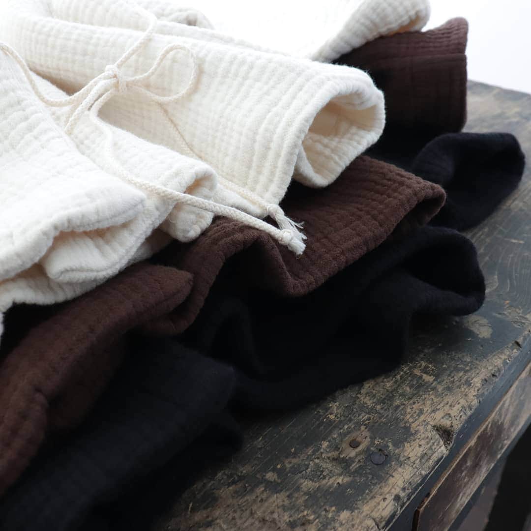 のインスタグラム：「【soel（ソエル）】 2019AWより、soelで新しくお取り扱いが始まりました「Gauze#（ガーゼ）」。洗いジワや素材の自然な風合いを大切にし、シンプルでいながらも繊細な表情を持つ洋服を作り出しているブランドです。  ふんわりと柔らかなコットン素材で作られたHAORIジャケットは、ほどよく肉厚な生地感でとても軽く、カーディガンのような感覚で着ていただける一着。店頭とオンラインショップにてご覧いただけます。 また、店頭ではゆったりとしたシルエットで楽な履き心地のルーミーパンツなど、定番パンツもご紹介しております。ぜひご覧ください。 . ▶︎プロフィールページ（@tegamisha_soel ）のリンクより「soel online shop」へ . open 11:00-18:00/Wed.-Sun. tel. 042-444-5572 addr. 東京都調布市下石原2-6-14 2F *京王線西調布駅から徒歩4分 ▶︎お問い合わせはDM・お電話にて承っております。 #tegamisha_soel #手紙社 #手紙舎 #tegamisha #soel #ソエル #gauze #ガーゼ」