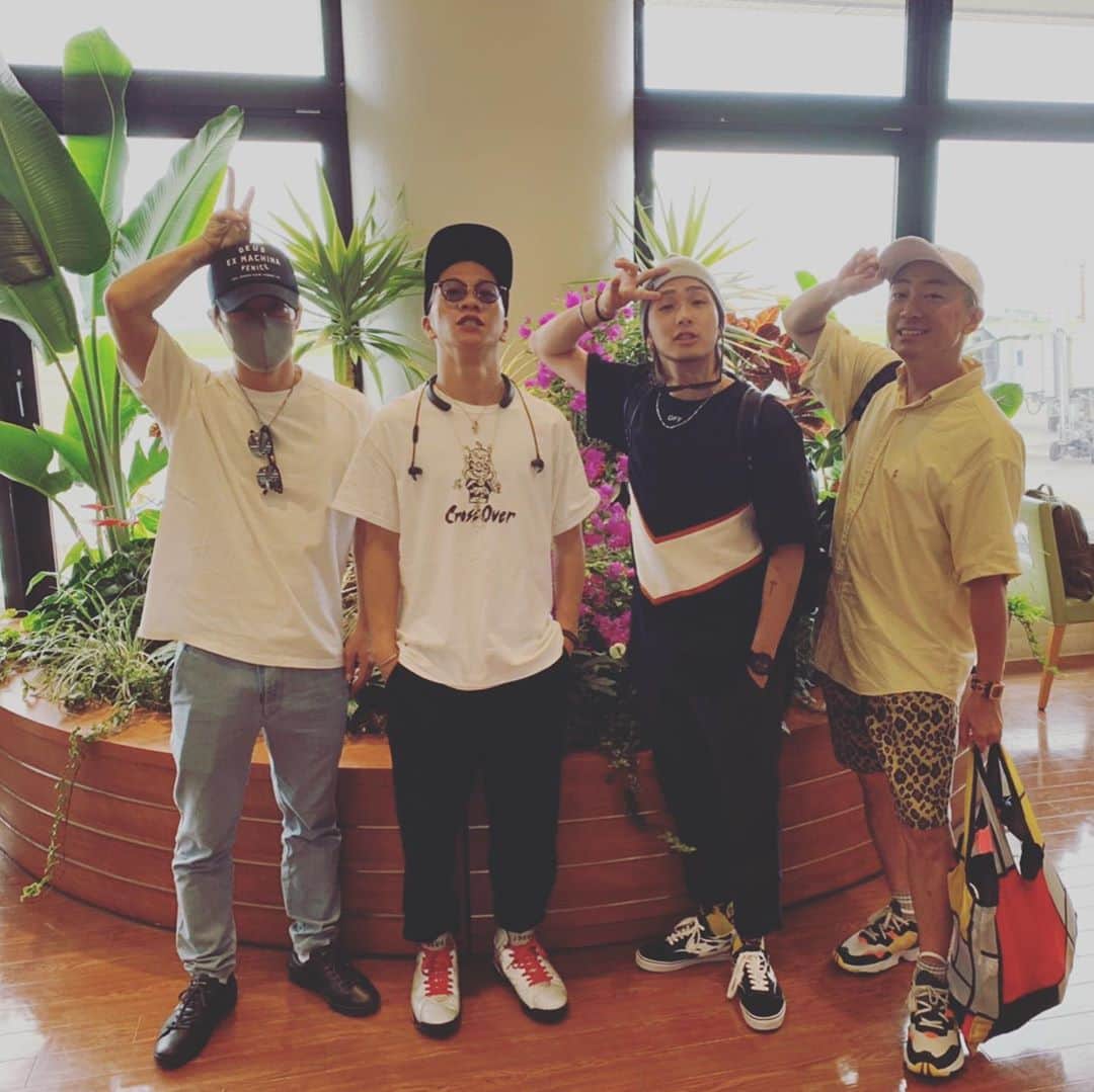 濱本和真のインスタグラム：「宮崎ありがとうございました❗️ 車で移動しててパームツリーが所々あって南国やなーって思ってた🌴  TROUBLEタイトルのツアーも60公演を超え、この夏、残すは東北3会場。 ひとつひとつ大事に、いいライブにしていきたいなって思います🔥  じゃぁみんな、また来週🙋🏼‍♂️ #ayumihamasaki #TROUBLETOUR2019  #空港で食べたお蕎麦美味しかった」