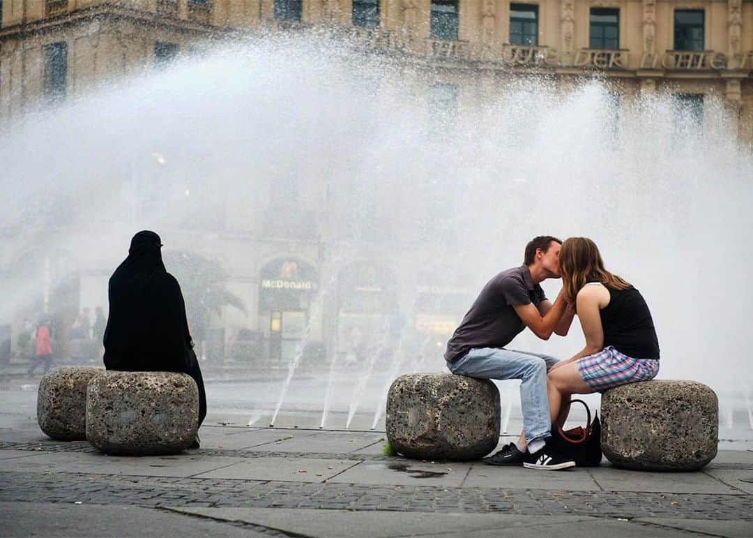 ナショナルジオグラフィックさんのインスタグラム写真 - (ナショナルジオグラフィックInstagram)「Photo by Dina Litovsky @dina_litovsky I On a hot summer day, a couple steals a kiss by the Stachus fountain at Munich's central Karlsplatz square. For more moments around the world follow me @dina_litovsky」8月10日 15時39分 - natgeo