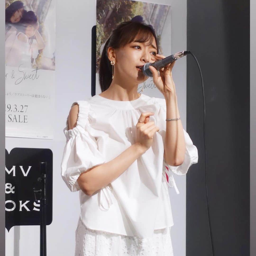 長谷川萌美さんのインスタグラム写真 - (長谷川萌美Instagram)「. . 「HMV & BOOKS  HAKATA」 ライブ🎤終了しました❣️ ありがとうございました！✨ . 新しいカバー曲を歌ったりしました！ 今回の福岡リリースイベント最初のライブ‼️ . 昨日のテレビやラジオを見て来てくださった方もいらっしゃいました🤗 . 今日はあと一回16:30〜観覧無料のミニライブ！ ストーリーをご覧ください！！ . .  #ビタスイ #遠ラブ #遠いところへ行くのでしょう #ラブストーリーは始まらない #ライブ #live #hmvbookshakata #福岡 #fukuoka #博多 #hakata #デュオ #duo」8月10日 15時50分 - moemi_hasegawa