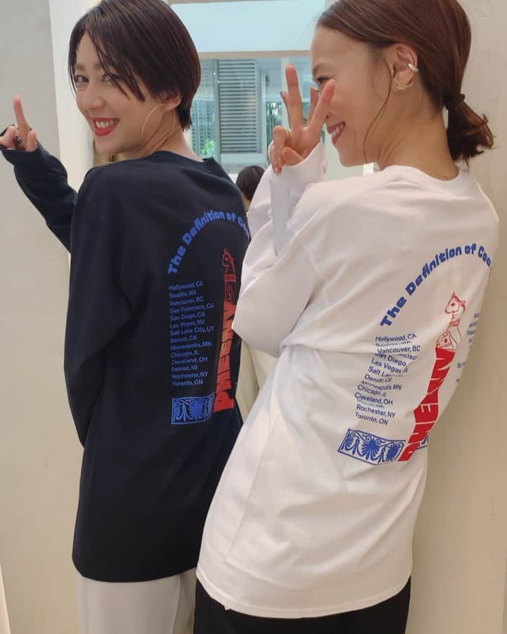 のインスタグラム：「かわいくて狙ってた、まいこちゃんのロンTを買いに🥰 平井さんに聞いたところ23日までなら公園通り店で3枚目の様な圧縮パックにしてもらえるみたいです👍 黒と迷ったけど私は白にした！平井は黒ー😚😚😚 月末のフェスに着てくー🦘 #PHEENY #beautyandyouth  #ロンT大好き #mihonanoのロンTもかわいいから早く着たい🥺💜」