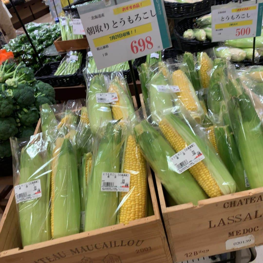 伊藤友季子さんのインスタグラム写真 - (伊藤友季子Instagram)「ー𝑭𝒐𝒐𝒅 𝒊𝒏 𝑺𝒂𝒑𝒑𝒐𝒓𝒐🌽 忘れた頃に… 北海道グルメ日記😋 . 🍨札幌には食事や飲みの後に食べる 「シメパフェ」という文化があることを知りました。 夜パフェのお店がたくさんある中で 今回はよつ葉乳業さんがやっている 「ホワイトコージよつ葉」に行きました🍀 練乳いちごパフェ🍓ソフトクリームの味が違う！ こんなに美味しいものを一日の終わりに食べられたら 疲れも吹っ飛びますわ。 あとで調べたら東京のソラマチにお店があると！ 行かねば⍢⃝ . 🍜札幌に着いた深夜に駆けつけたのが 念願の「けやき」 味噌バターコーンラーメン。 ちぢれ麺と盛りだくさんのお野菜がスープと バランスがよくてペロリと食べちゃいました。 またすぐにでも食べたい… . 🍇KINOTOYA Cafeのフルーツサンド。 さっぱりとした生クリームと 瑞々しいフルーツの相性が素晴らしい♪ . 🌙夜はジンギスカン！ 60年以上つづく老舗「成吉思汗だるま」 こじんまりしたお店で1時間くらい待ちました。 ラム肉は好きでよく食べますが ここでは生マトン肉を使っています。 臭みが全くなくてびっくり！ 甘くてシャキシャキした玉ねぎも美味しかったー。 思わぬハプニングもありましたがそれも旅の想い出😄 . やっぱり美味しいものは元気の源ですね🍚💛 食欲が落ちやすい夏ですが しっかり食べて元気に乗り切りましょう⤴︎ –––––––––––––––––––––––––––––––––––––———— #ballet #balletdancer #ballerina #ballett #hokkaido #sapporo #travel  #バレエダンサー #バレリーナ #夏休み #国内旅行 #旅行 #旅 #北海道 #札幌 #札幌観光 #北海道グルメ #札幌グルメ #札幌スイーツ #すすきの #パフェ #スイーツ #シメパフェ #けやきラーメン #キノトヤ #ジンギスカンだるま #ジンギスカン」8月10日 16時00分 - yukiko_xx