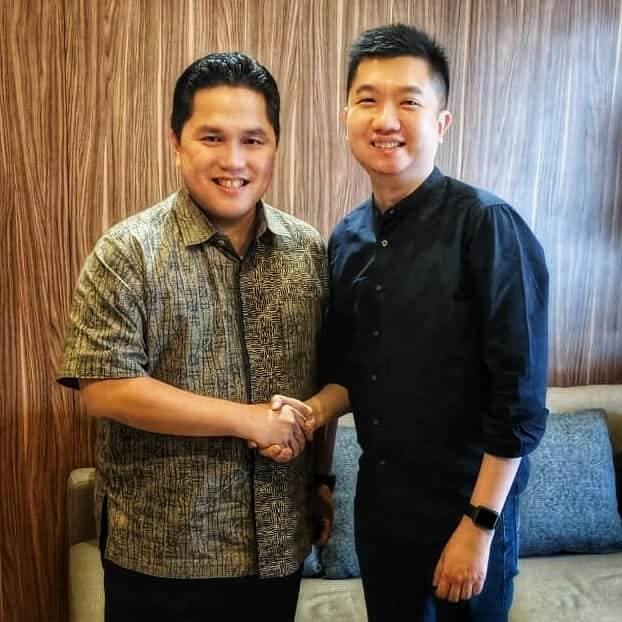 エリック・トヒルさんのインスタグラム写真 - (エリック・トヒルInstagram)「Bersama William Tanuwijaya, CEO dan Founder Tokopedia. William bercerita bahwa mimpinya, melalui tokopedia dia ingin menciptakan pemerataan ekonomi lewat ekonomi digital. Dalam 9 tahun Tokopedia berhasil menjadi salah satu portal belanja online terbesar di Indonesia dengan 90 juta pengguna dan 5 juta merchant.  Saya harap, sebentar lagi akan semakin banyak generasi baru pengusaha muda Indonesia yang akan berkontribusi dalam pengembangan produk-produk dalam negeri dan dapat membawa banyak manfaat bagi Bangsa.」8月10日 16時00分 - erickthohir