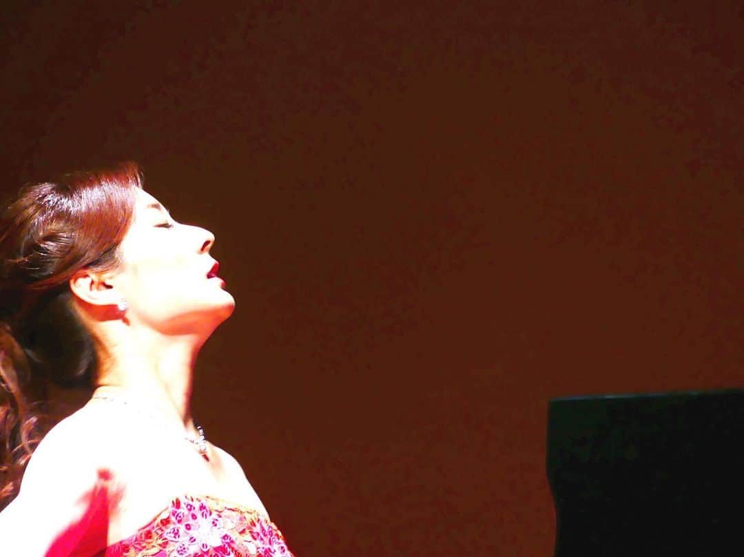 森本麻衣のインスタグラム：「😶 曲の最後のところ . . . . . #maimorimoto#piano#endoftheperformance#pianist#concert#😤#🎹#😌#👍 #森本麻衣#曲#最後#ピアノ#ピアニスト#舞台#ドレス#👗」