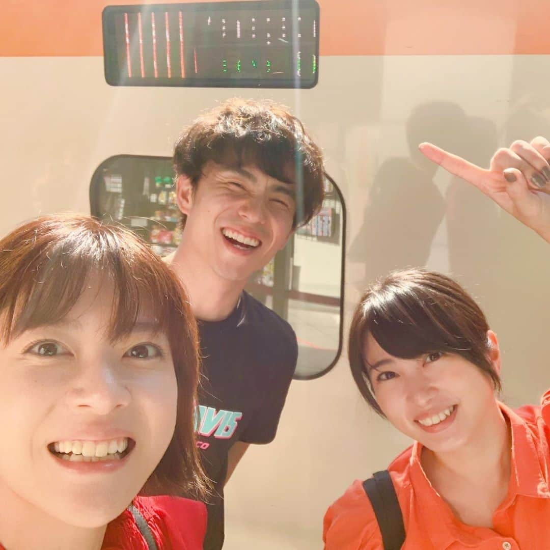 上野樹里さんのインスタグラム写真 - (上野樹里Instagram)「またまた降りた後もパシャリ📸😆 掲示板カメラに上手く映らなかった💦 夏休み、遊びに行くのはこれからだ〜！私は家族で神宮花火を観ます🎆 熱中症にはくれぐれも気をつけましょう‼️お疲れさまでした〜！ #監察医朝顔 #志田未来  #中尾明慶  #上野樹里」8月10日 16時10分 - _juri_art_