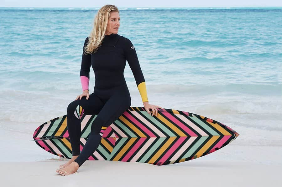 ステファニー・ギルモアさんのインスタグラム写真 - (ステファニー・ギルモアInstagram)「Eco POP Surf wetsuits have landed! What ‘eco’ actually means for this: 600 grams of solvent / VOC eliminated per wetsuit. 104L of water resources saved per wetsuit. 25 plastic bottles recycled per wetsuit. And most importantly a step in the right direction. @ROXY」8月10日 16時06分 - stephaniegilmore