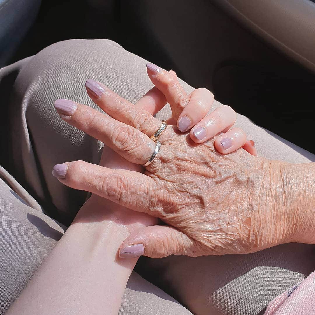 エリッサ・ヤマダのインスタグラム：「Had a girly time with grandma last night 💅💞🥰」
